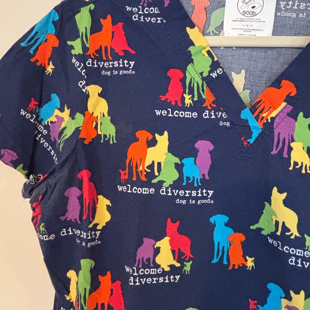Colorful Animal Print Scrub Top size Large - Picture 3 of 7